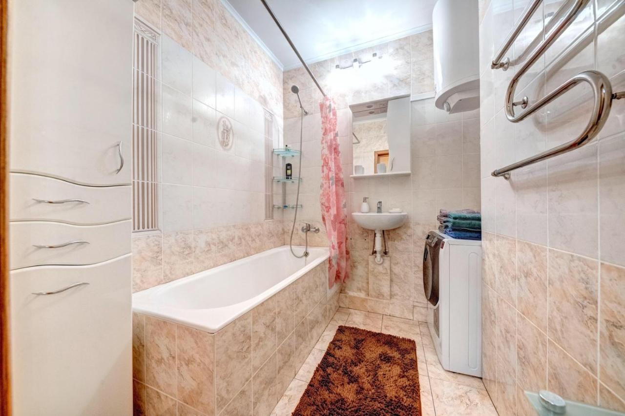 קייב Modern Apartment Near Park מראה חיצוני תמונה